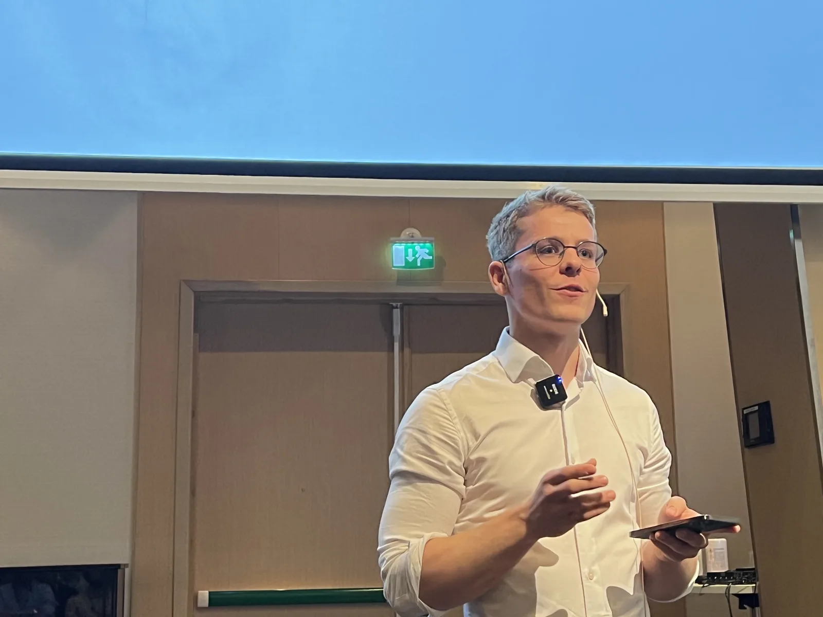 Peter Bull på scenen under Booster-konferansen 2022