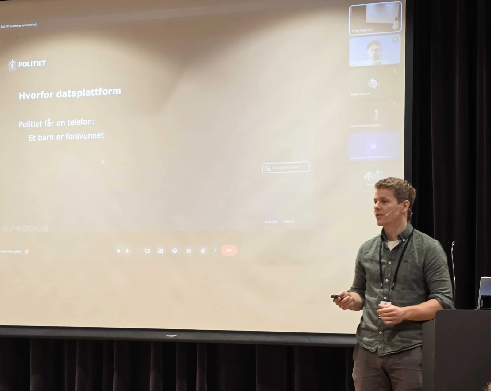 Peter Bull på scenen under Offentlig PaaS Fagdag