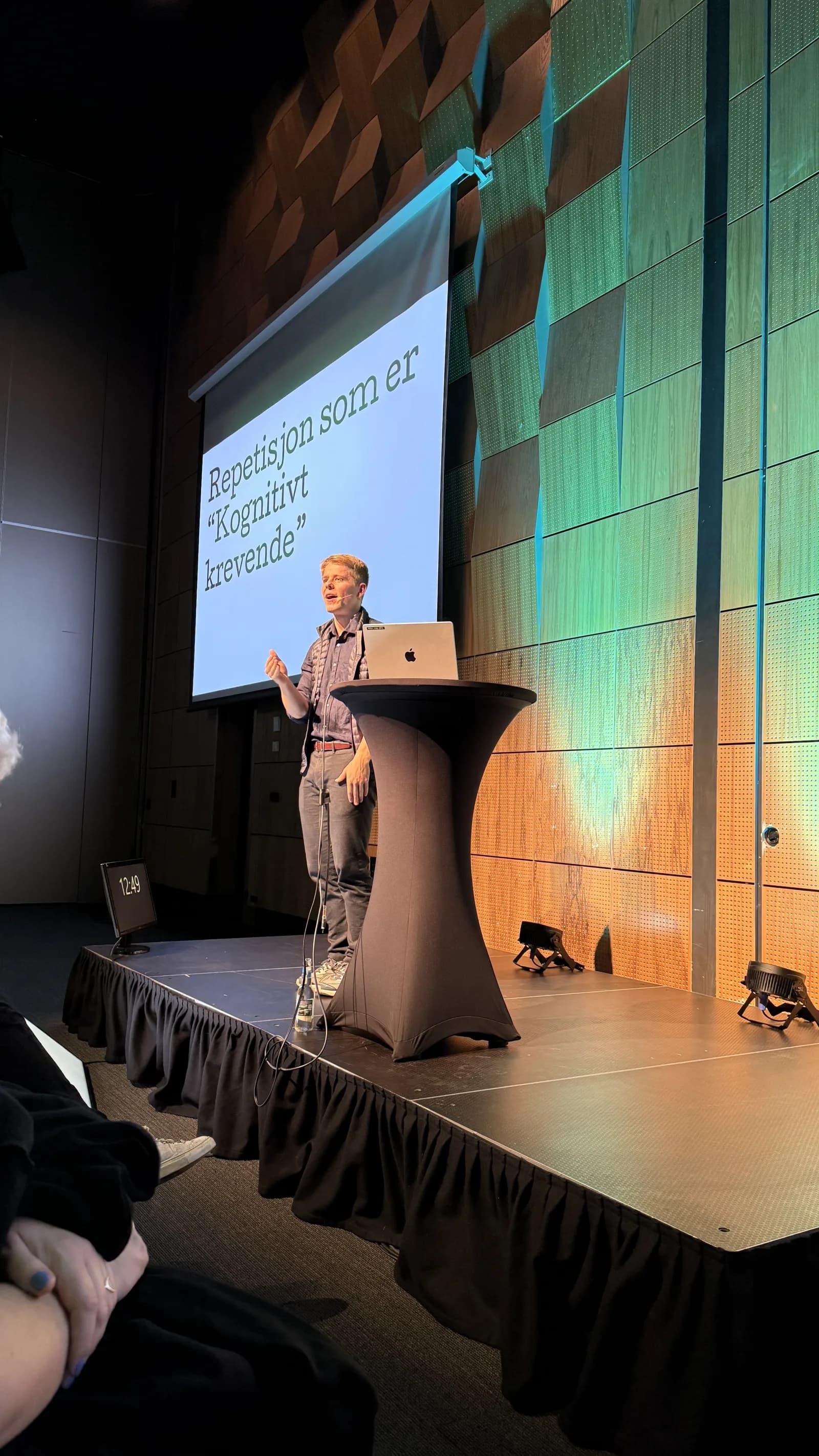 Peter Bull på scenen under Trondheim Developer Conference 2024